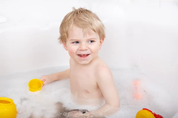 Adorable toddler boy having fun in bathtub — Stock Photo, Image