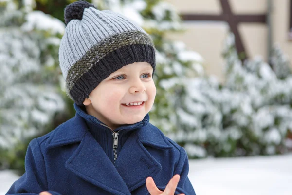 Adorable toddler boy on beautiful winter day — Stock Photo, Image
