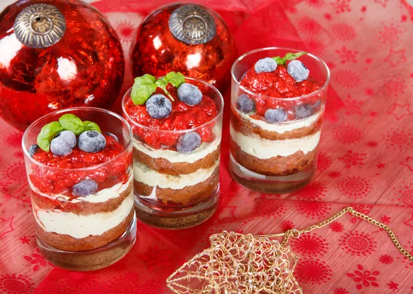 Kerst dessert. zoet dessert tiramisu met aardbei, vers — Stockfoto