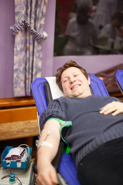 Küçük mutlu bir adam onun kan bağış. — Stok fotoğraf
