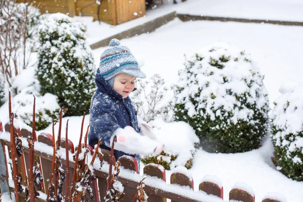 Niño de un año divirtiéndose con nieve — Foto de Stock