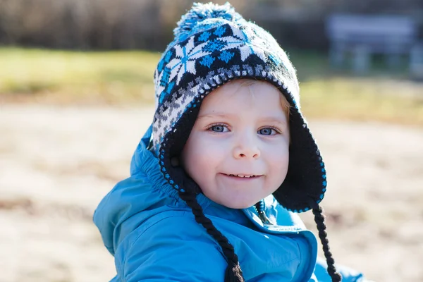 Porträt eines kleinen Jungen von zwei Jahren im Freien — Stockfoto