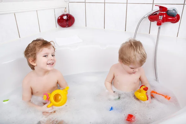 Två små pojkar har roligt i badkar — Stockfoto