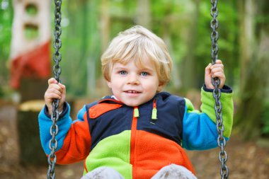 sonbahar orman hızıyla eğleniyor güzel yürümeye başlayan çocuk