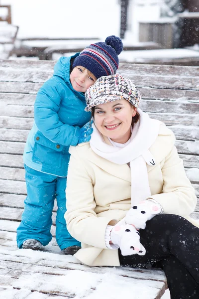 Porträtt av ung mamma och hennes bedårande son — Stockfoto