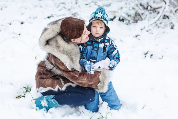 学龄前的小男孩和他的母亲玩在 p 中的第一场雪 — 图库照片
