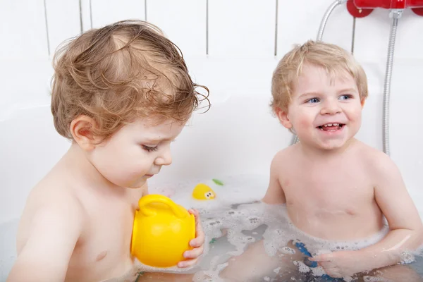 Due ragazzini si divertono nella vasca da bagno — Foto Stock