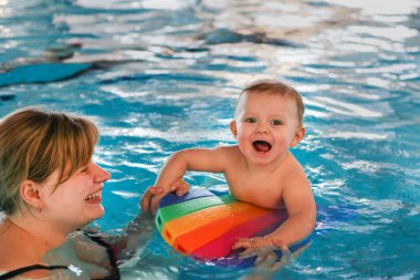 yüzmeyi öğrenmek mavi gözlü bebek