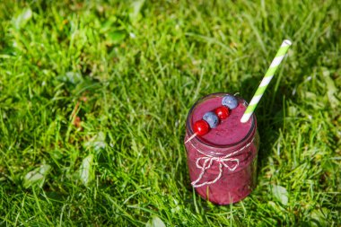farklı meyveler ile taze yüzlü içecek olarak sağlıklı bir kahvaltı