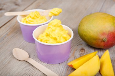 taze mango ile krem buz yoğurt frozen
