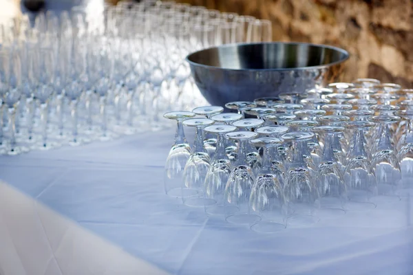 Muchas copas de champán vacías en una línea para la boda al aire libre —  Fotos de Stock