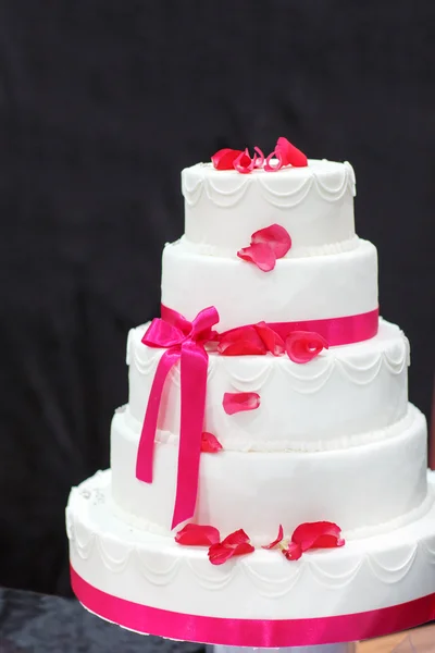 Bröllopstårta i vitt och rosa. — Stockfoto