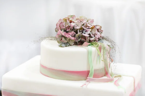 Bolo de casamento em branco, verde e rosa — Fotografia de Stock
