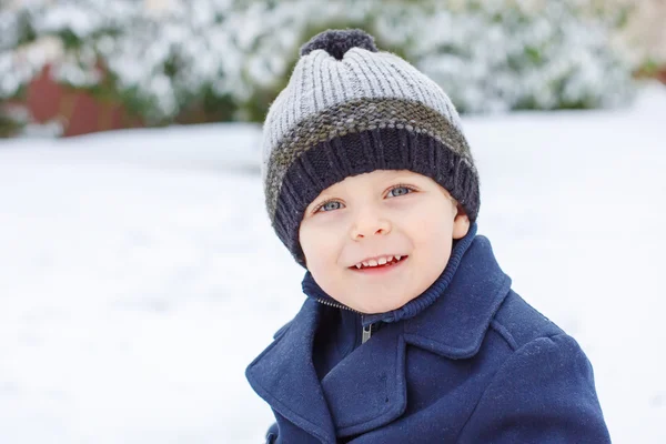 Menino adorável criança no belo dia de inverno — Fotografia de Stock
