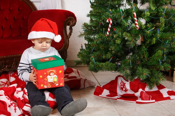 Маленький хлопчик задоволений подарунком на Різдво . — стокове фото