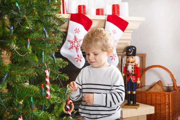 Adorable boy decorating Christmas tree — Stock Photo, Image