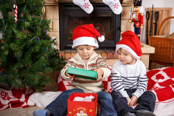 Two little sibling boys being happy about christmas present — Stock Photo, Image