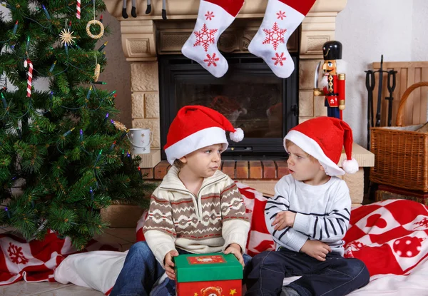 Two little sibling boys fighting about christmas present — Stock Photo, Image