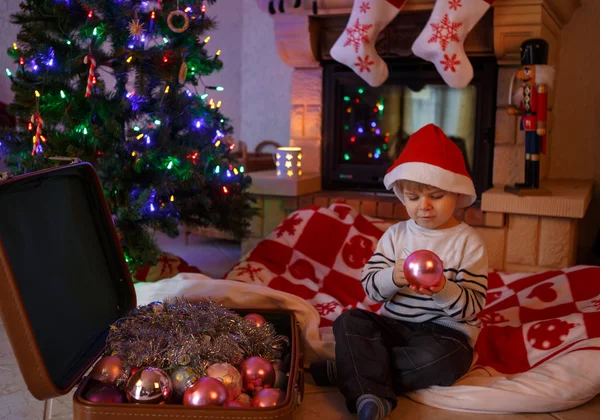 Rozkošný chlapec zdobení vánoční strom — Stock fotografie