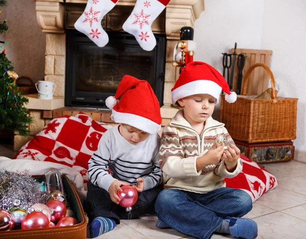 Två små syskon pojkar att vara glad om julklapp — Stockfoto