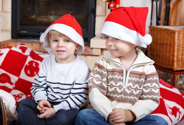 Due fratellini felici del regalo di Natale — Foto Stock