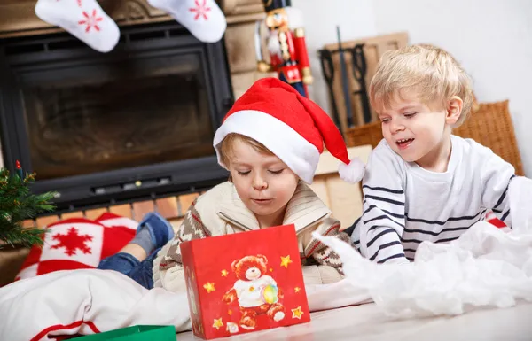 Två små syskon pojkar att vara glad om julklapp — Stockfoto