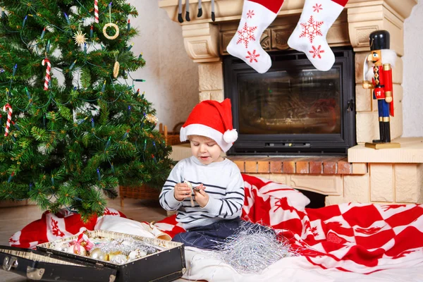 Adorável menino decoração árvore de Natal — Fotografia de Stock