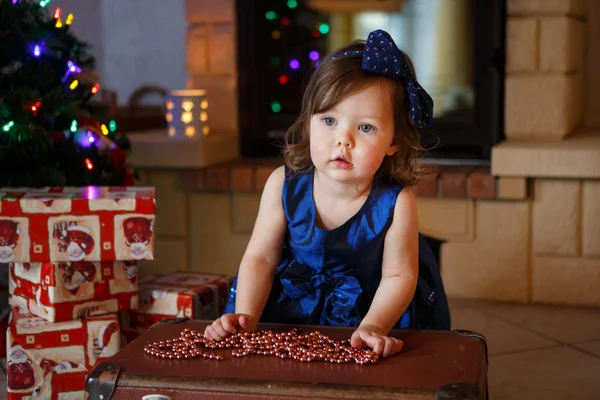 Девочка играет с украшением рождественской елки — стоковое фото