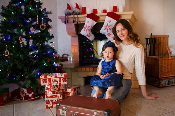小女孩和妈妈与圣诞树和装饰 — 图库照片