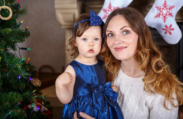 Bambina e madre con albero di Natale e decorazione — Foto Stock