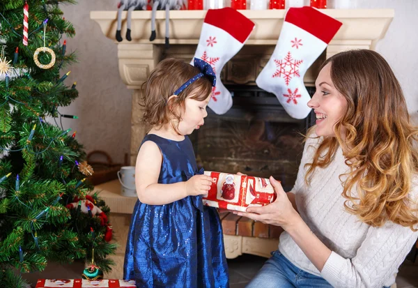 Menina e mãe com árvore de Natal e decoração — Fotografia de Stock