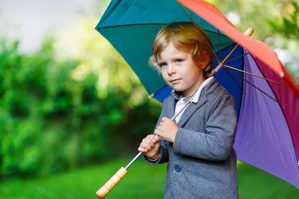 Маленький милый малыш с красочным зонтиком и сапогами, outdoo — стоковое фото
