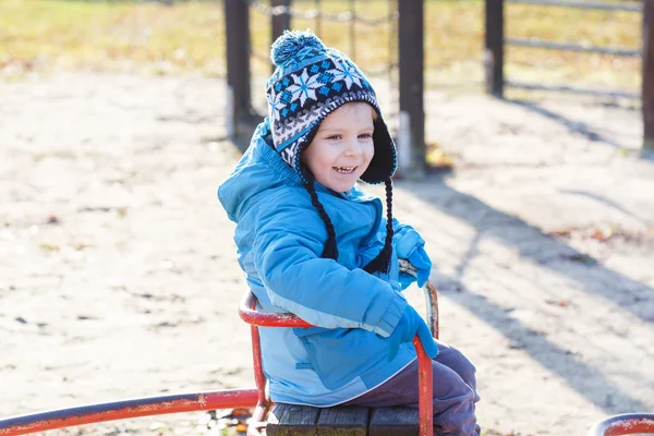 Lilla barn pojke att ha roligt på lekplatsen — Stockfoto