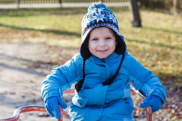 Kleine peuter jongen plezier op Speeltuin — Stockfoto