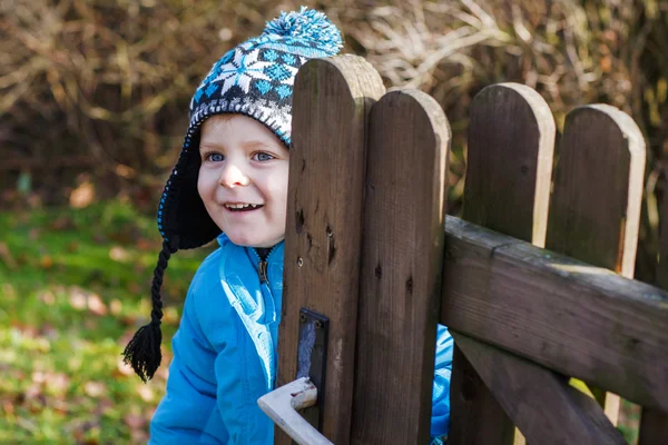 Kleiner Junge hat Spaß auf Spielplatz — Stockfoto