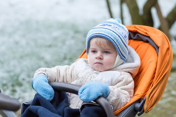 Menino de um ano de idade em roupas quentes de inverno — Fotografia de Stock