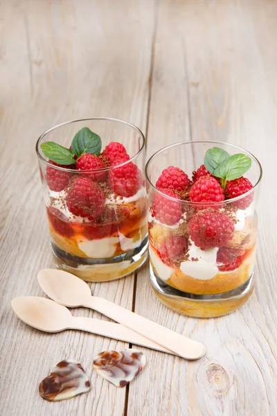 Postre de frambuesa fresca con galleta — Foto de Stock