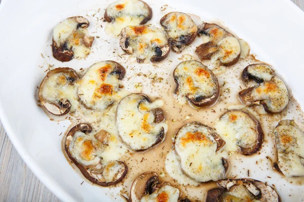 Grilled slices of mushrooms with mozarella cheese — Stock Photo, Image
