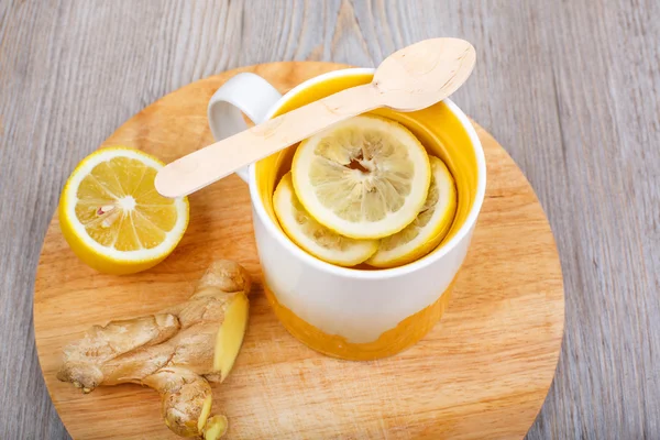 Tè con limone e zenzero come medicina naturale — Foto Stock