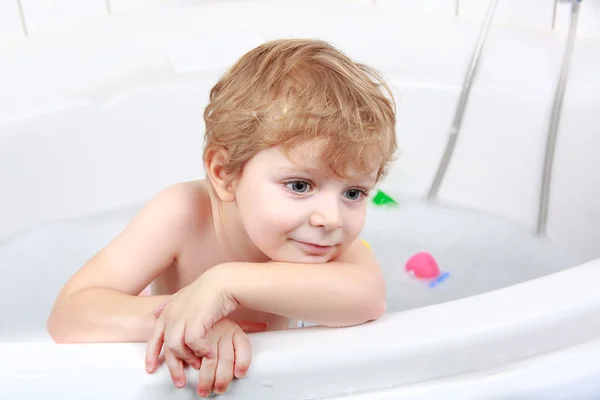 Schattig peuter jongen plezier in badkuip — Stockfoto