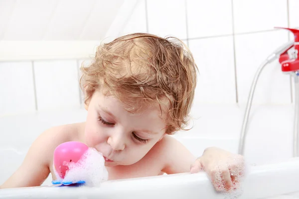 Schattig peuter jongen plezier in badkuip — Stockfoto