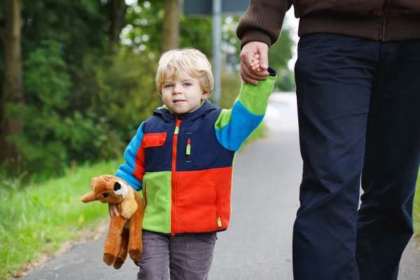 Beau tout-petit garçon en vêtements colorés — Photo