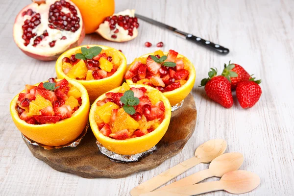 Salada de frutas em laranja vazia — Fotografia de Stock