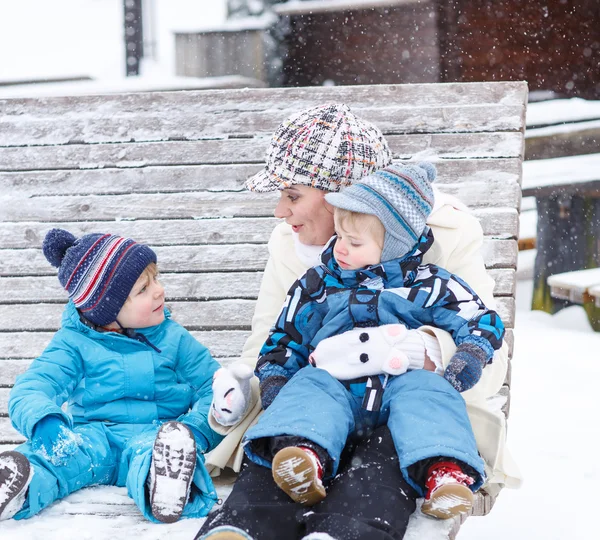 Portret van een gezin van drie: moeder, twee jongetjes broers en zussen — Stockfoto