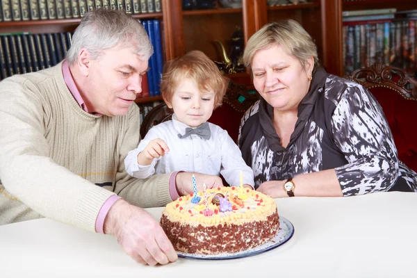 Μικρό αγόρι γιορτάζει τα γενέθλιά του στο σπίτι με του παππού — Φωτογραφία Αρχείου