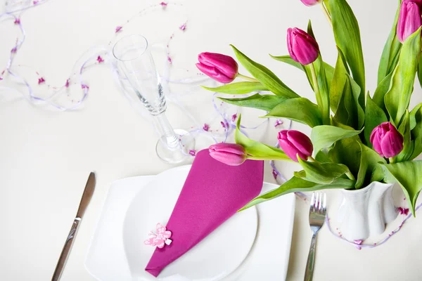 Zestaw dekoracja stołu w kolorze fioletowym — Zdjęcie stockowe