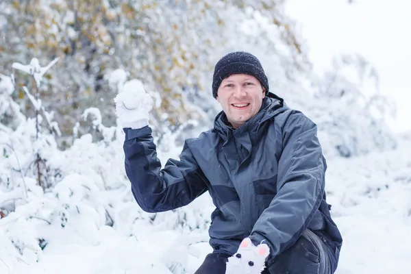 雪を楽しんで若い男 — ストック写真
