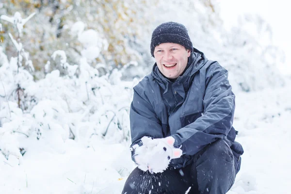 Joven divirtiéndose con nieve — Foto de Stock