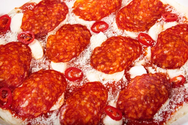 Gustosa pizza preparata per la cottura — Foto Stock