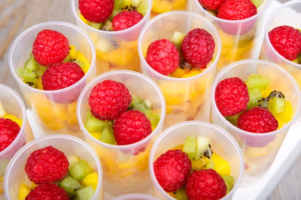 Fruitsalade in push-up taart formulieren — Stockfoto